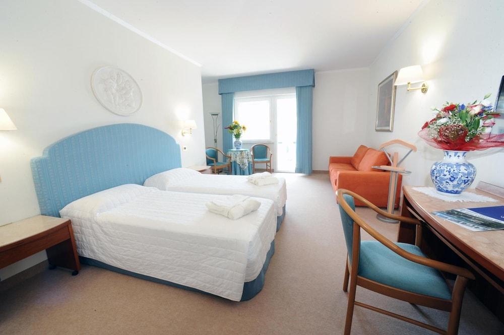 מאלצ'סינה Hotel Excelsior Bay מראה חיצוני תמונה