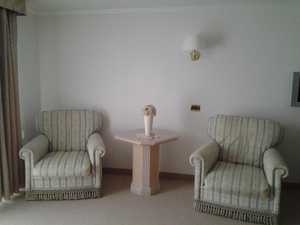 מאלצ'סינה Hotel Excelsior Bay מראה חיצוני תמונה