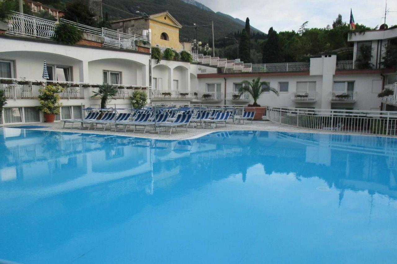 מאלצ'סינה Hotel Excelsior Bay מראה חיצוני תמונה